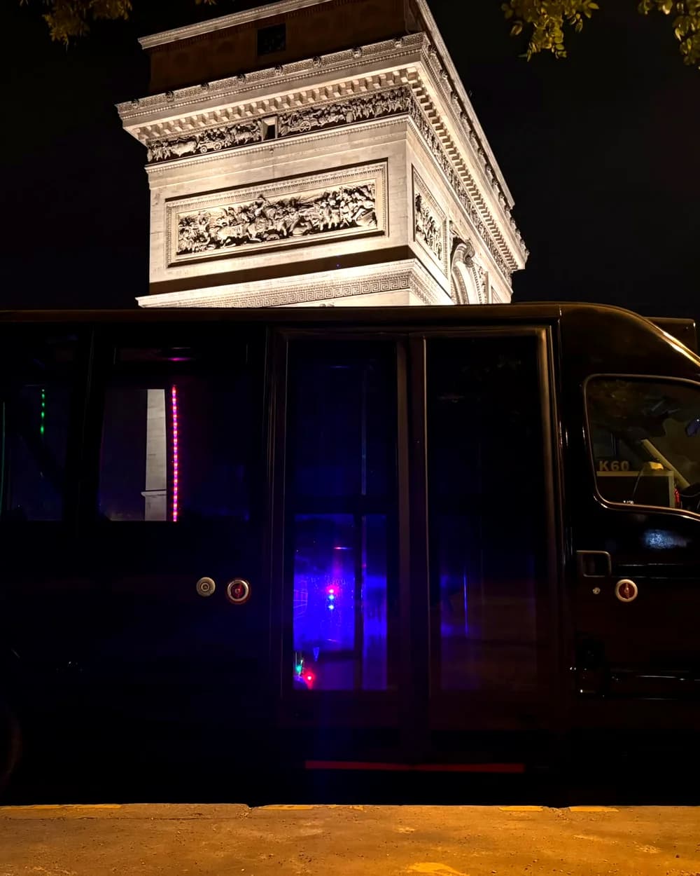 Portes vitrées et éclairage LED du Festif, Arc de Triomphe en arrière-plan