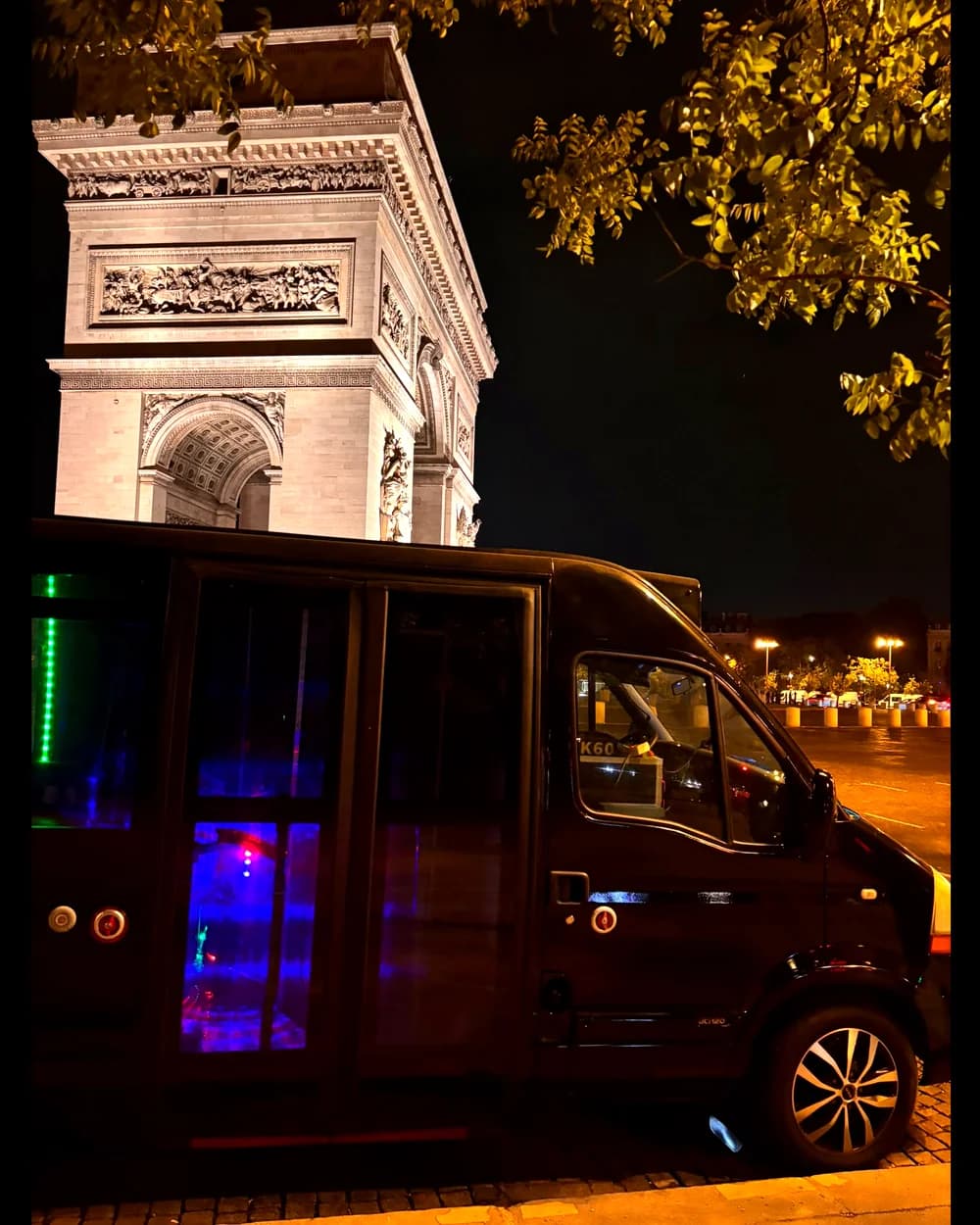 Le Festif de profil devant l’Arc de Triomphe, portes vitrées et LED allumées